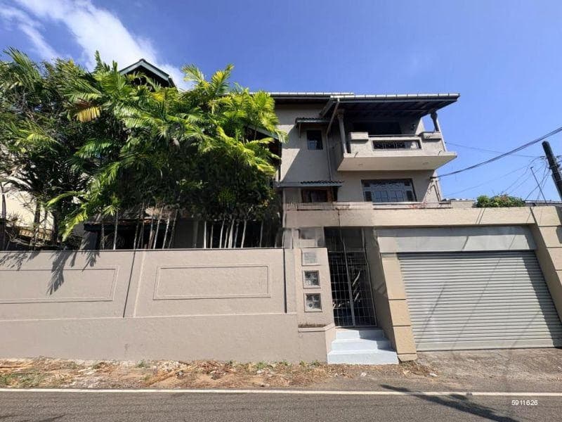 Spacious 4 Bedroom House for Rent at Battaramulla | LKR 250,000 per Month (EM008AC)