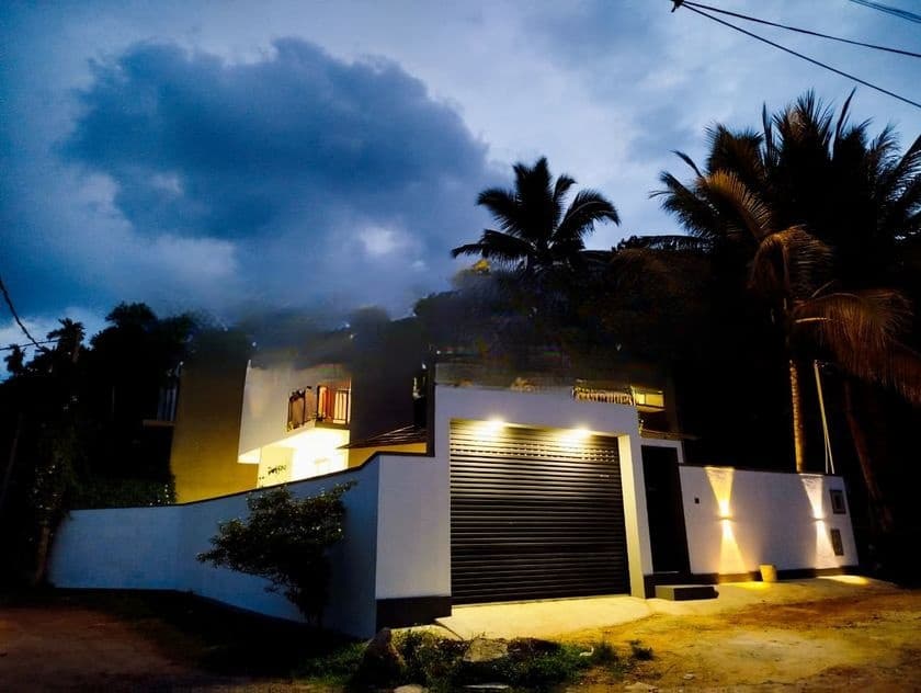 සීඝ්රයෙන් දියුණු වෙන මත්තේගොඩ නගරයේ ලස්සන දෙමහල් නිවසක් විකිනිමට