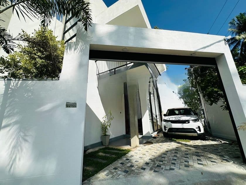 Luxury Three Storey House for Sale in Athurugiriya