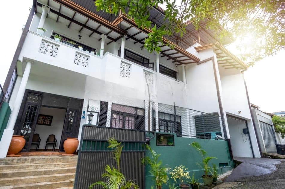 මාලබේ තලාහේන වටිනා දෙමහල් නිවසක් විකිනීමට.