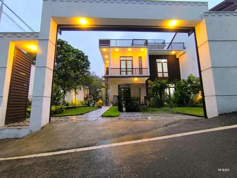 Newly Build Luxury 3 Story House For Sale in Malabe