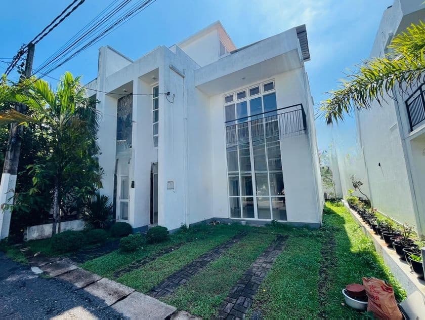 2 Storey Luxury House for Sale with Swimming Pool - Piliyandala