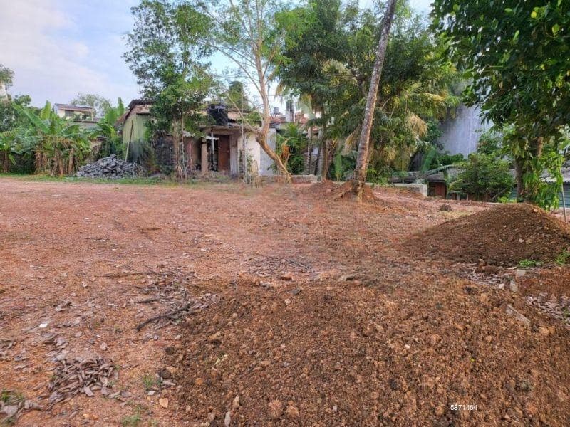 Bare land for sale in Subuthipura
