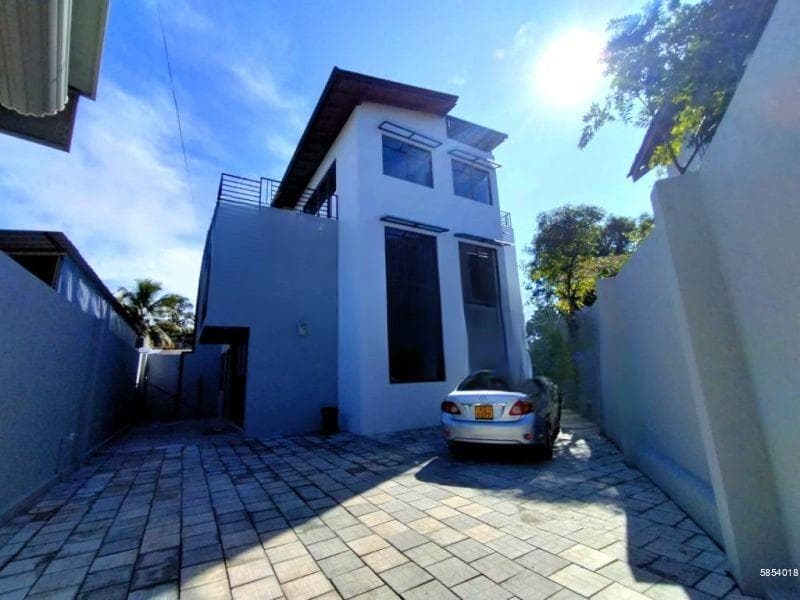 Elite 3-Unit Luxury Residence for Sale in Battaramulla – Perfect Investment or Multi-Family Living!