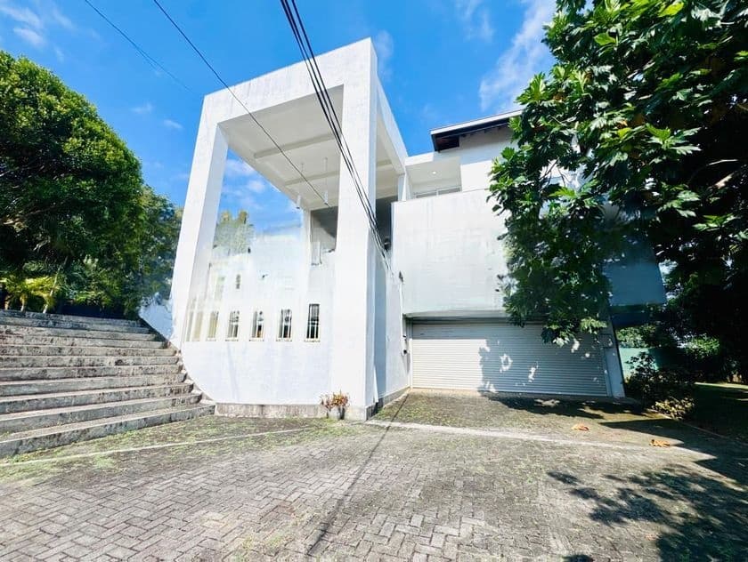 Exclusive Luxury Residence with Rooftop Terrace – Gothatuwa