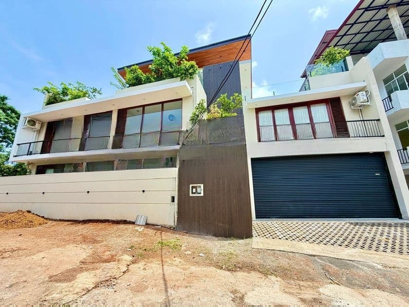 Villa with Indoor Swimming Pool for Sale in Werahera – 12 Perches