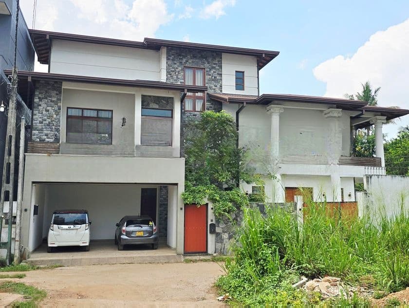 Almost New Luxury 3 Story House For Sale In Thalawathugoda