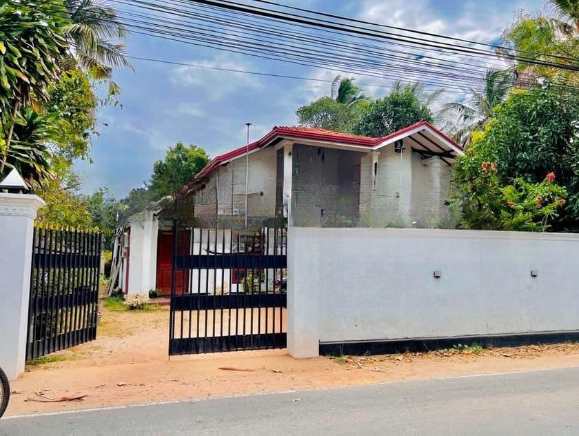 21.5 Perches Good Area Valuable Land Upstairs House For Sale In Negombo