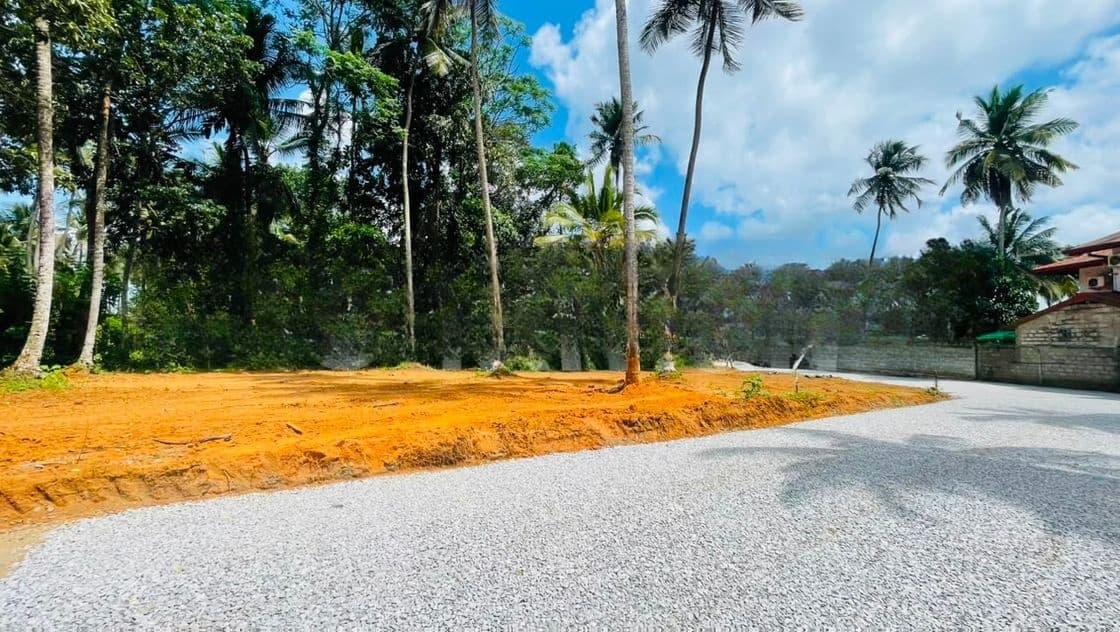 යක්කල නුවර පාරට ඇවිදින දුරින් පදිංචියට බිම් කොටස් විකිණීමට