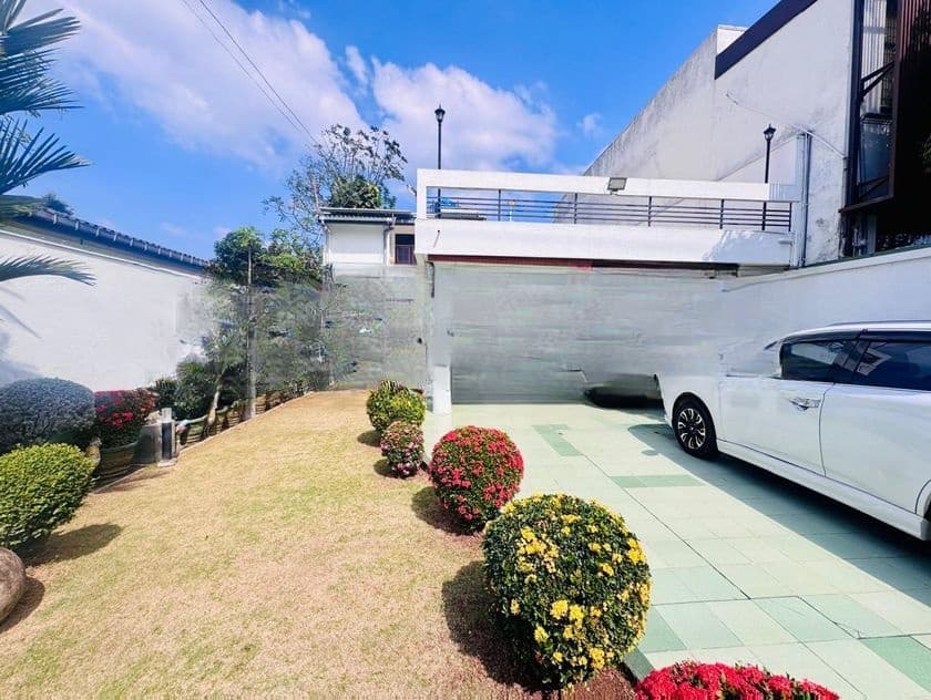 Luxurious Modern Residence in the Heart of Jayanthipura