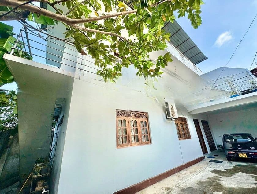 Prime 3-Storey Residence with Rooftop Solar Power – Walawwatta