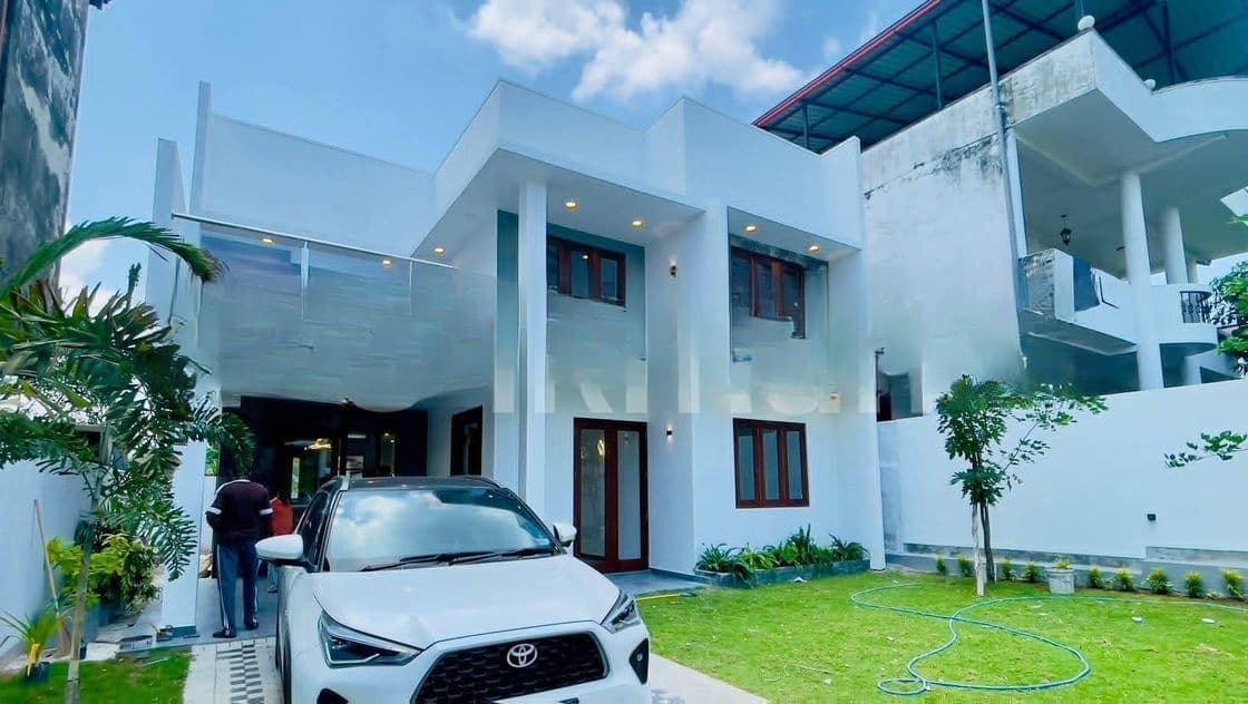 Luxury Two Storey house for sale in Athurugiriya