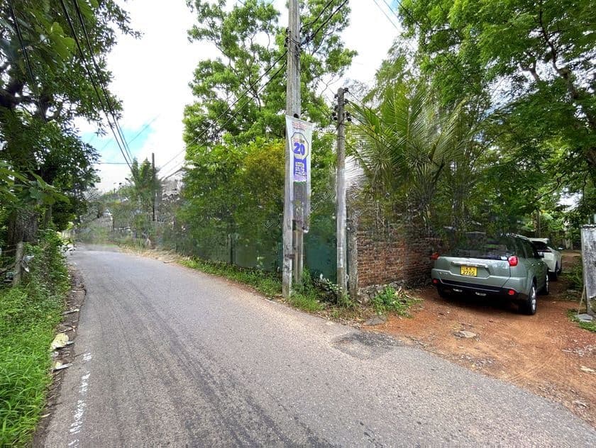 Land in Piliyandala With Old House - Walking Distance to 120 Main Rd