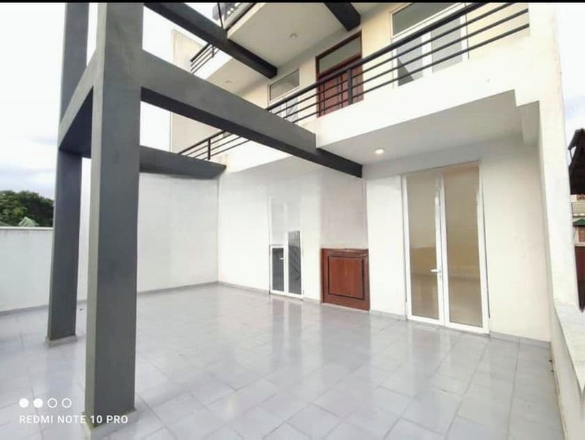 Battaramulla, Unfurnished, 3 Story House For Rent (MG1316)