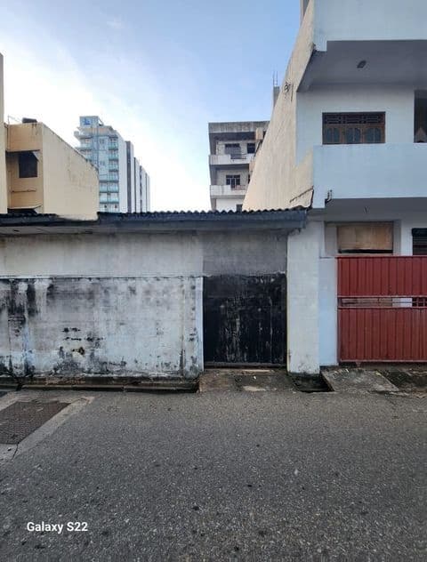 Old house Land Value For Sale Sea Side Wellawatte