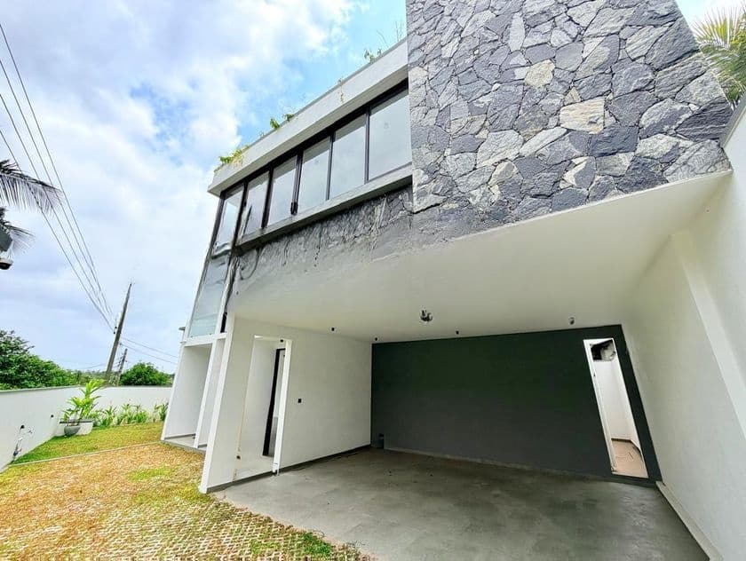 Battaramulla Thalahena 5 BR Luxurious House For Sale