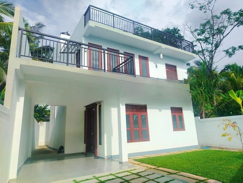 මහරගමට සහා කොළඔ මාර්ගයට කිට්ටුව ණවමාදිලියේ දෙමහල් නිවසක් විකිනිමට