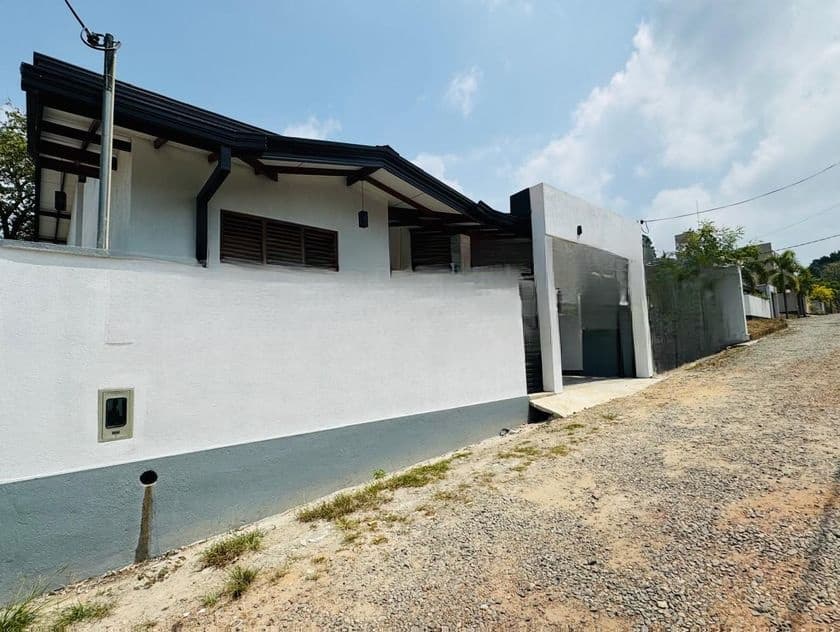 අලුතින් ඉදි වු නිවසක් විකිණීමට Piliyandala Town
