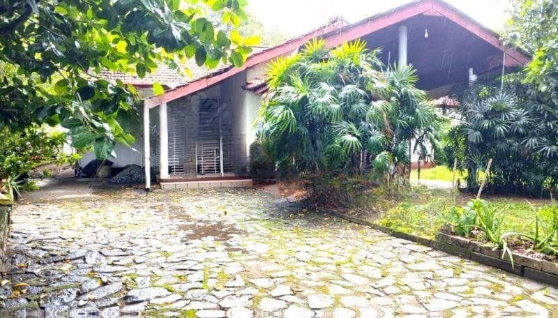 Valuable Property for Sale in Kiribathgoda – Large Land with Existing House