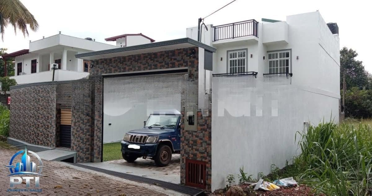 Modern Three-Story Luxury Home with Rooftop Retreat – Makandana