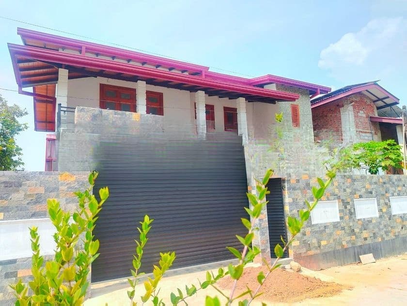පදිංචිවි නොමෑති ණවමාදිලියේ ළස්සන දෙමහල් නිවසක් විකිනිමට කොටිටාවෙි
