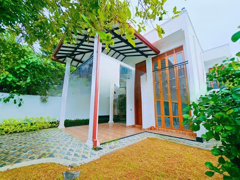 Brand New 3-Storied House for Sale – Piliyandala