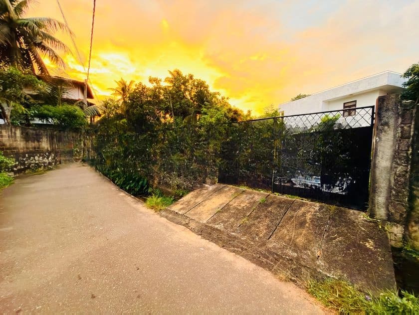(AFA913 )8.6 P + = 17.2 Land Sale At Nugegoda