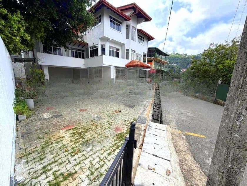 Commercial Building for Sale – Mulgampola Junction, Kandy City