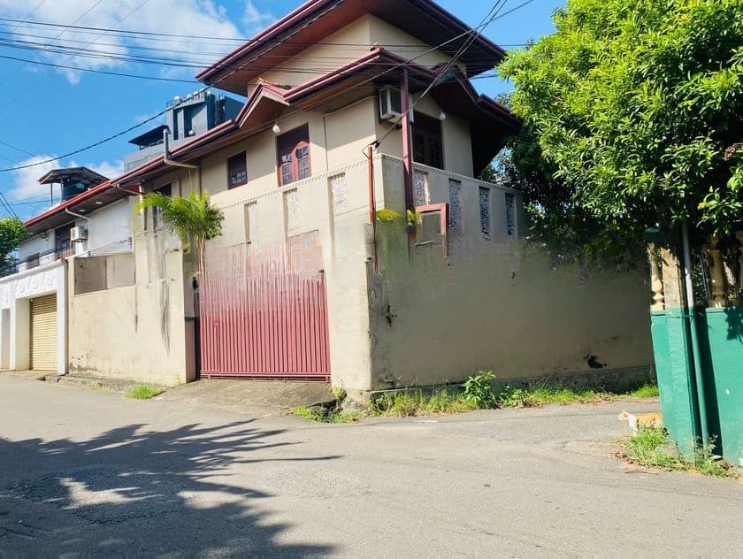 2 Bedroom Upper Floor Unit for Rent - Walking Distance to Nawala Road