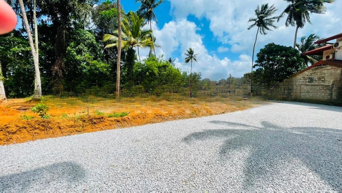 Yakkala නුවර පාරට සමීපව පඳිංචියට වටිනා ඉඩමක් විකිනීමට