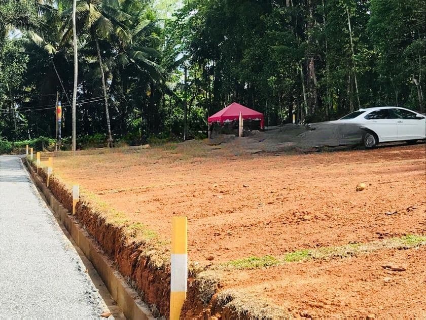 දෙල්ගහකන්ද හංදියෙන් ඉඩමක්