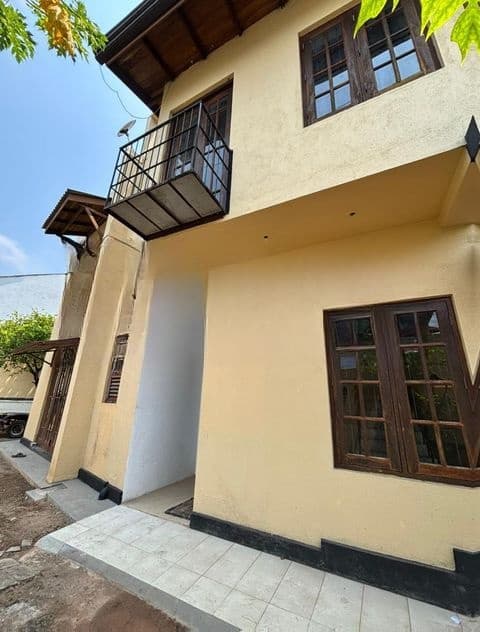 Rajagiriya Kalapaluwawa 04 Bedroom Upstair House at 1st Lane for Sale