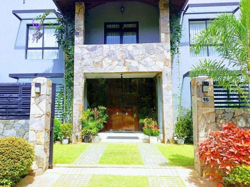 9 bedroom hotel/holiday bungalow for sale in Hanthana