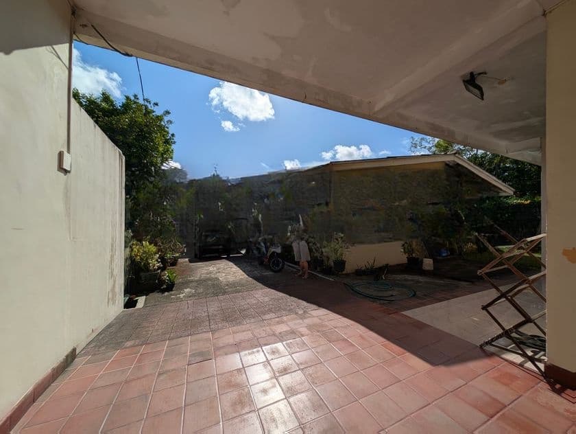 Highly Residential Land with Old House for Sale in Jambugasmulla Mawatha