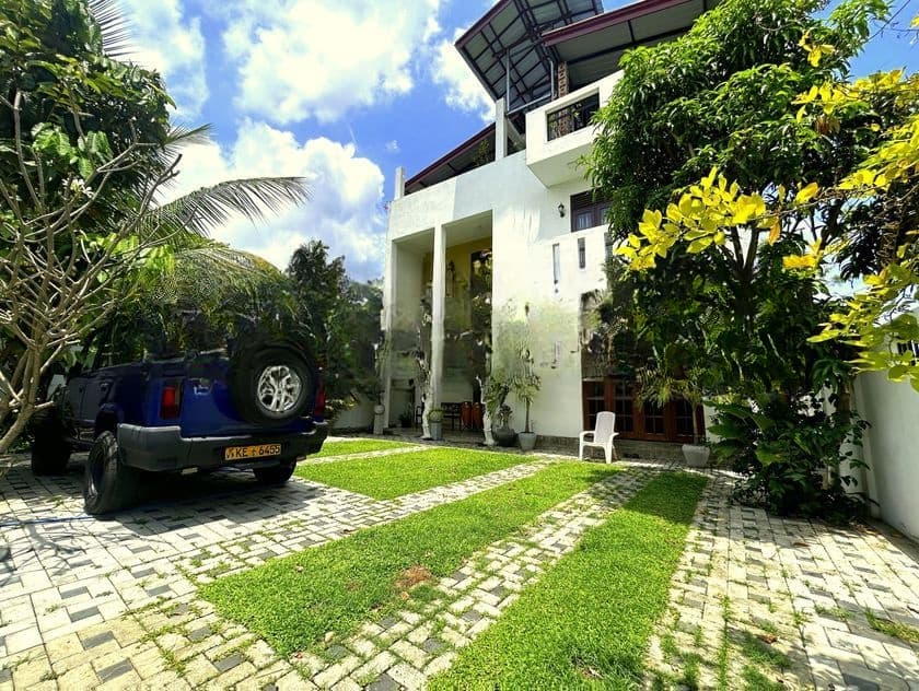 Luxury House With 10.5 perches - Bordering Wattala Kandana Town