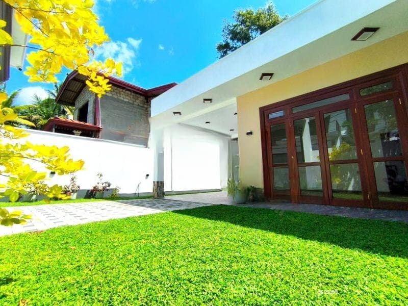 Stunning Three-Storey Luxury Home for Sale – Athurugiriya