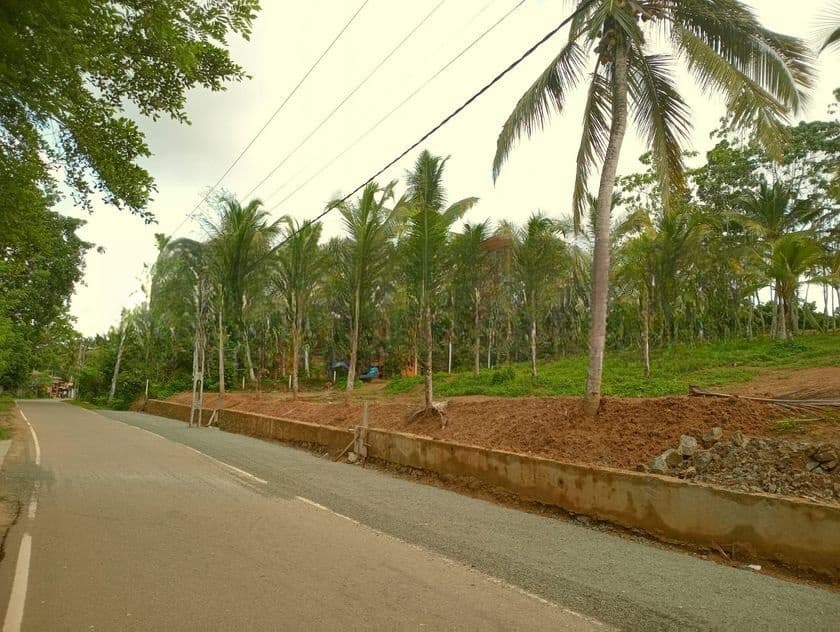 Land අහංගම සංචාරක කලාපයට ආසන්නව