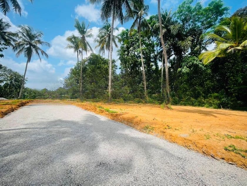 Yakkala නගරාසන්නයෙන් නුවරපාරට ලගින්ම අගනා ඉඩමක්