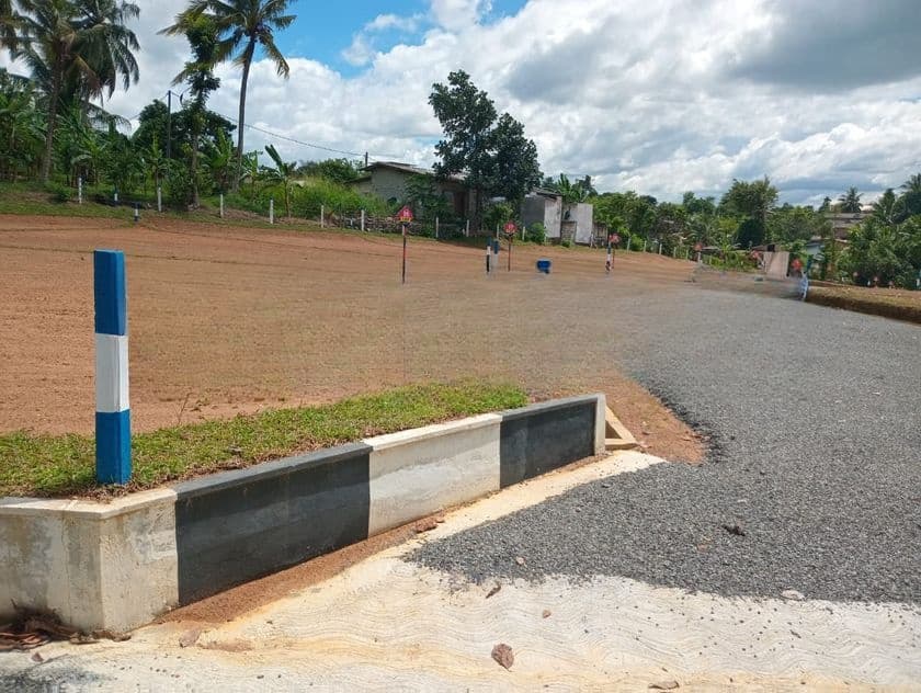 Land for Sale at Kahathuduwa - 150m to 120 Bus Route