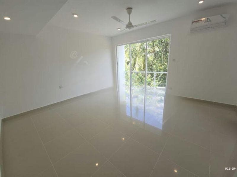 Royal - 03 Bedroom Unfurnished Apartment for Sale in Rajagiriya (A5457)