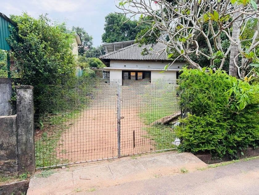 (AFA935) 19.5 P Land With Property for sale At Nugegoda