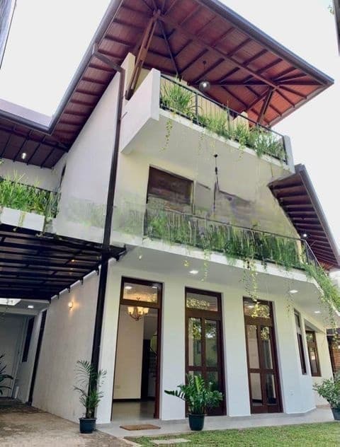 Brand New Luxury 3-Storey House for Sale – Thalawathugoda