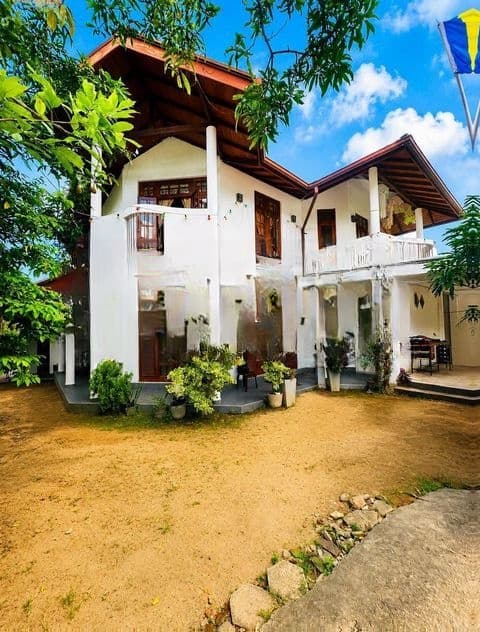 රාගම – බටුවත්තෙන් වටිනා දෙමහල් නිවසක් / AJ14712