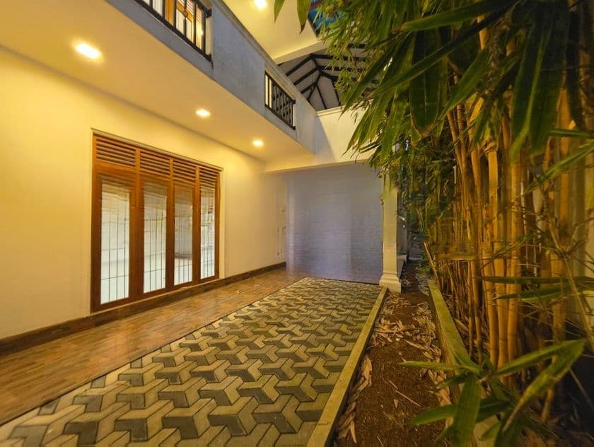 15 Perches / 3 Storied Mordern House For Sale in Kasbawa