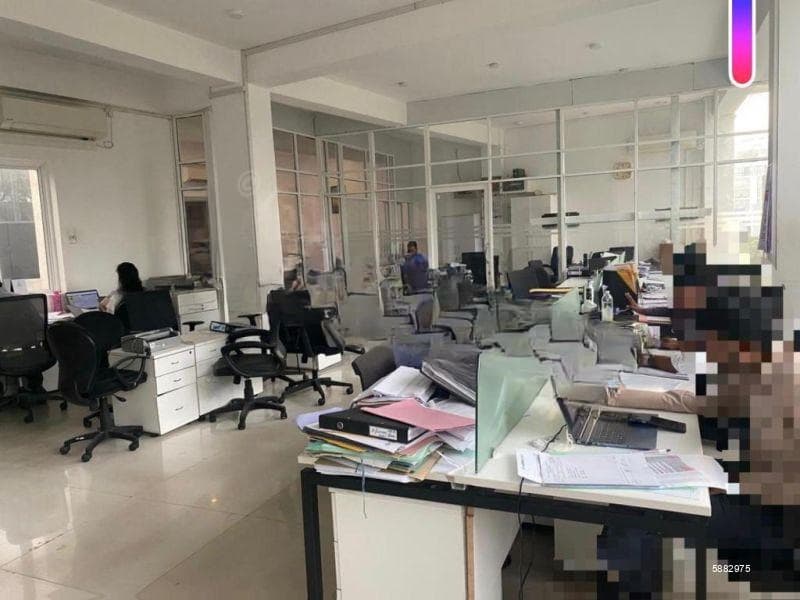 Commercial Building for Rent in Col 8