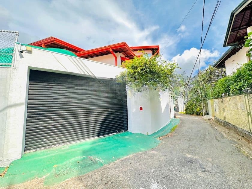 (AF809) 03 Story House Sale At 100 M To Maharagama Town Temple Road