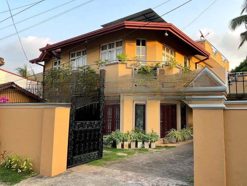 Luxurious 5 Bedroom 3-Story House for Sale in Paliyawatta (C7-5614)