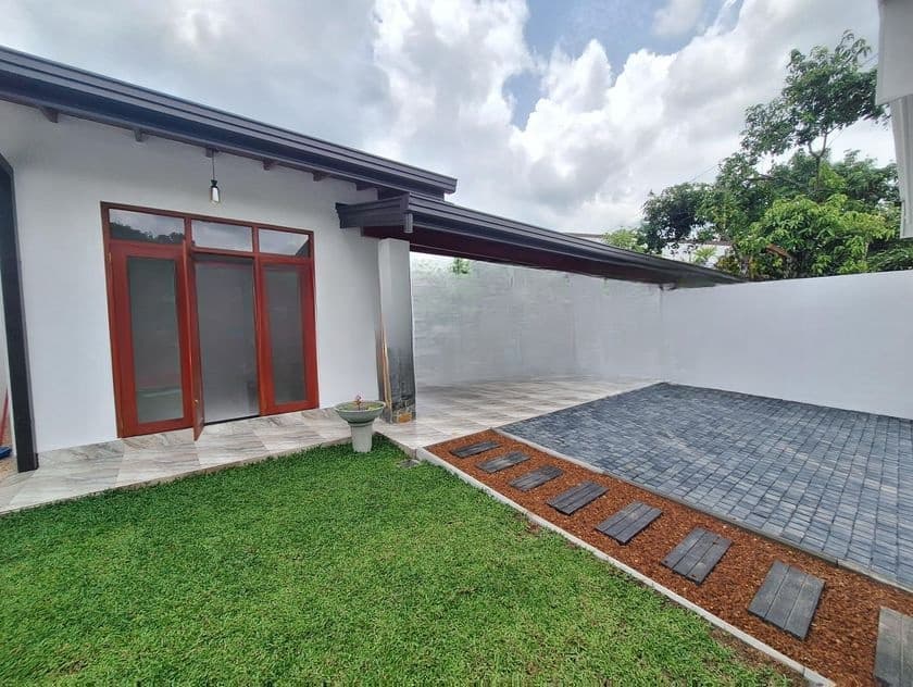 10p House for Sale in Athurugiriya