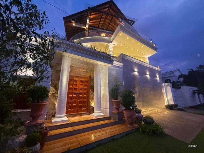 Super Luxury Residence for Sale on Battaramulla – Jayanthipura Main Road