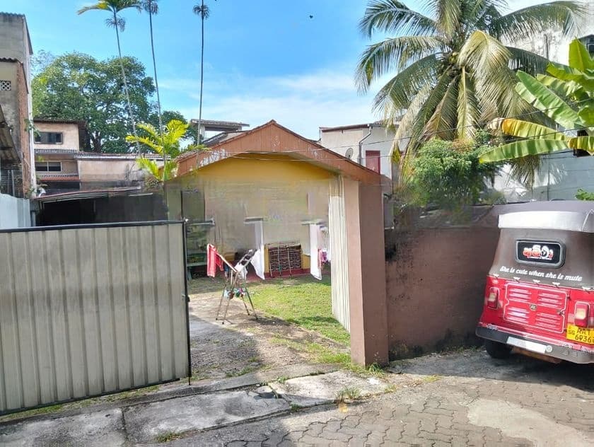 Nugegoda Samudradevi College Road 19 Perches Land with House For Sale
